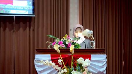 A person standing behind a podium with flowers

AI-generated content may be incorrect.